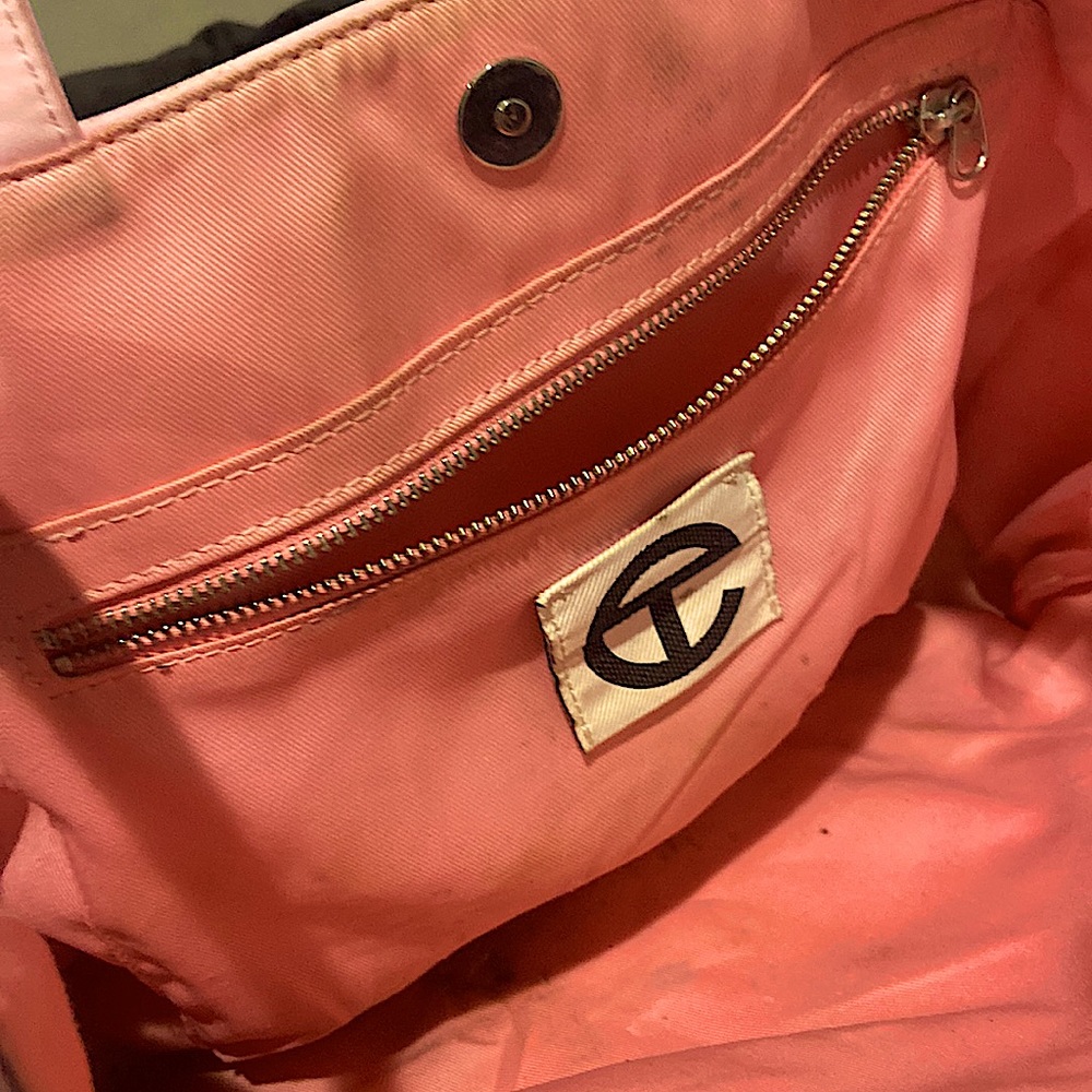 Gently used Telfar needs a little cleaning but over all beautiful large bag.❤️💕